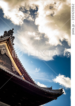 妙心寺の夏、仏殿の屋根に夏の青空、渦を描くダイナミックな夏雲 妙心寺の夏、仏殿の屋根に夏の青空、渦を描くダイナミックな夏雲 105420862