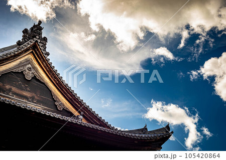 妙心寺の夏、仏殿の屋根に夏の青空、渦を描くダイナミックな夏雲 妙心寺の夏、仏殿の屋根に夏の青空、渦を描くダイナミックな夏雲 105420864