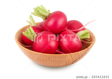 Radish in wooden bowl isolated on white background with full depth of field 105422835