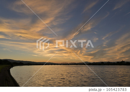 朝の河川敷にて 朝の河川敷にて 105423783