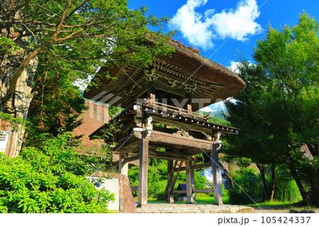 【岐阜県】晴天下の白川郷の明善寺庫裡(明善寺) 【岐阜県】晴天下の白川郷の明善寺庫裡(明善寺) 105424337