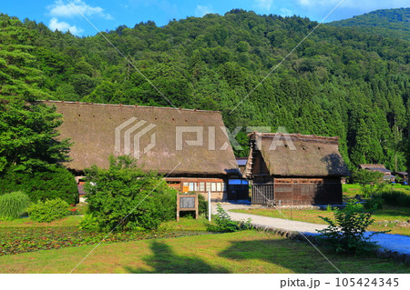 【岐阜県】晴天下の白川郷（和田家住宅） 105424345