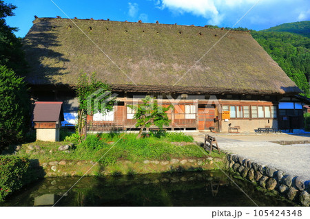 【岐阜県】晴天下の白川郷（和田家住宅） 105424348
