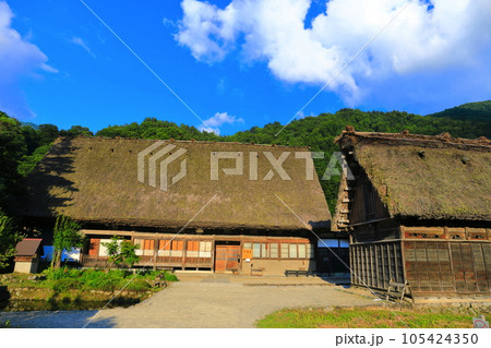 【岐阜県】晴天下の白川郷（和田家住宅） 105424350