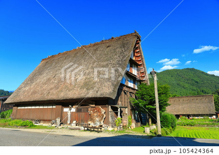 【岐阜県】晴天下の白川郷 105424364