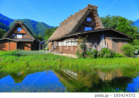 【岐阜県】晴天下の白川郷 105424372