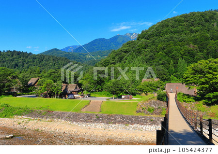 【岐阜県】晴天下の白川郷（庄川） 105424377