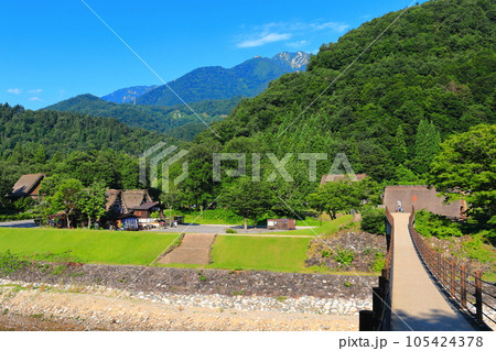 【岐阜県】晴天下の白川郷（庄川） 105424378