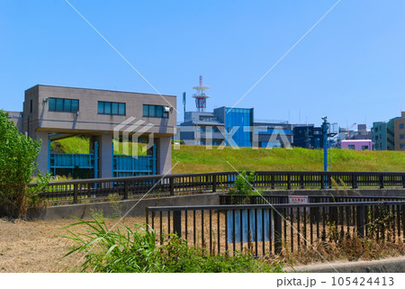 千葉県松戸市江戸川サイクリングロード左岸松戸駅付近の水門2023年7月 千葉県松戸市江戸川サイクリングロード左岸松戸駅付近の水門2023年7月 105424413