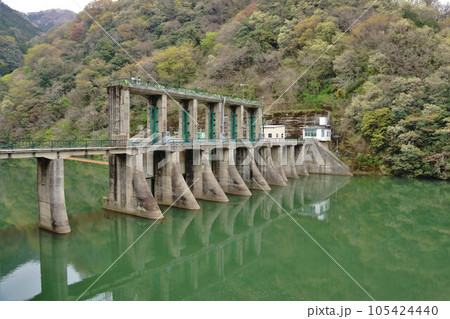 半水没した沼本ダムの堤体 半水没した沼本ダムの堤体 105424440