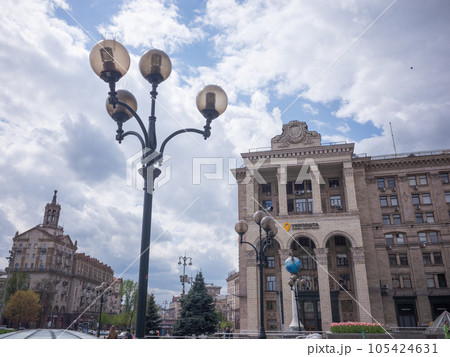 【ウクライナ】首都キーウの中心地「独立広場」に立つレトロな街灯と中央郵便局の石造りの外観と曇り空 105424631