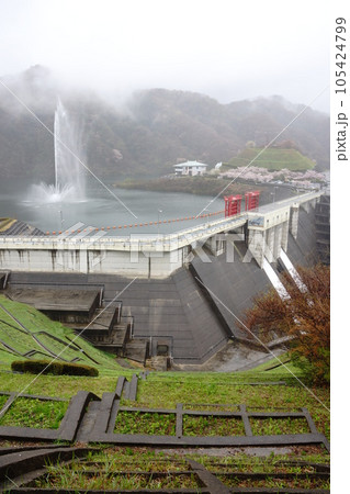 十王パノラマ公園からの十王ダムの堤体と噴水 十王パノラマ公園からの十王ダムの堤体と噴水 105424799