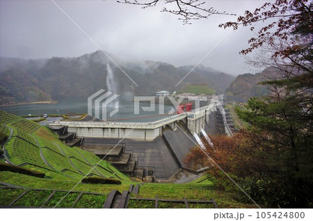 十王パノラマ公園からの十王ダムの堤体と噴水 105424800