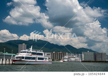 大津港を出港する観光船ミシガン 105424844