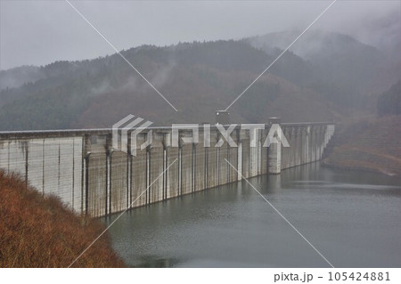 小山ダム上流側の堤体 小山ダム上流側の堤体 105424881