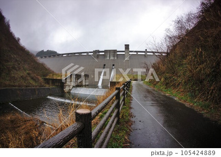 小山ダムの下流から見る放水 105424889