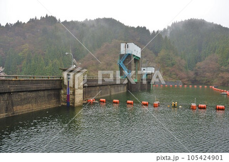 水沼ダム上流側の堤体 水沼ダム上流側の堤体 105424901
