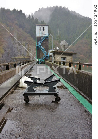 水沼ダムの天端 105424902