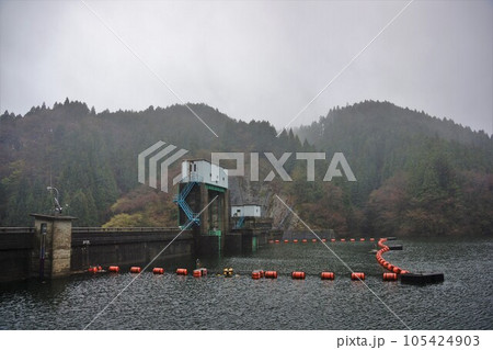 水沼ダム上流側の堤体 105424903