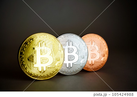 金・銀・銅三色のビットコイン 105424988
