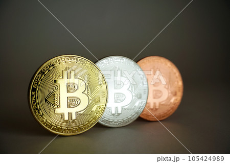 金・銀・銅三色のビットコイン 105424989