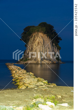 静寂に包まれた夜にライトアップされた能登の観光名所見附島の夜景(別名軍艦島)|石川県珠洲市 静寂に包まれた夜にライトアップされた能登の観光名所見附島の夜景(別名軍艦島)|石川県珠洲市 105425542