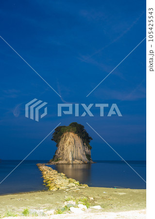 静寂に包まれた夜にライトアップされた能登の観光名所見附島の夜景(別名軍艦島)|石川県珠洲市 静寂に包まれた夜にライトアップされた能登の観光名所見附島の夜景(別名軍艦島)|石川県珠洲市 105425543