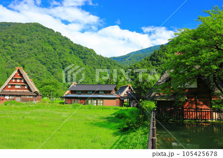 【富山県】晴天の五箇山菅沼合掌集落 105425678
