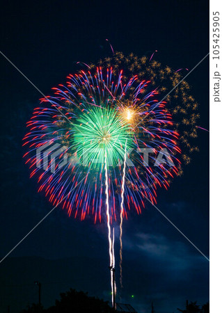 夏の夜空を彩る花火 夏の夜空を彩る花火 105425905