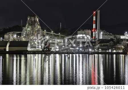 水面に反射する工場夜景 水面に反射する工場夜景 105426011