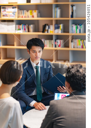 ロビーで会話するミドルカップルと相談員 105426051