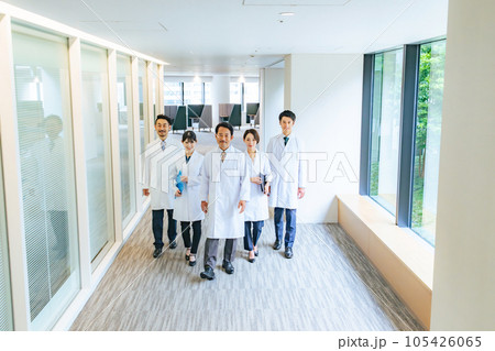 通路を歩く白衣のグループ　医師　大学医局　病院　科学者 105426065