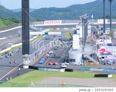 カーレース　スタート前 105426364