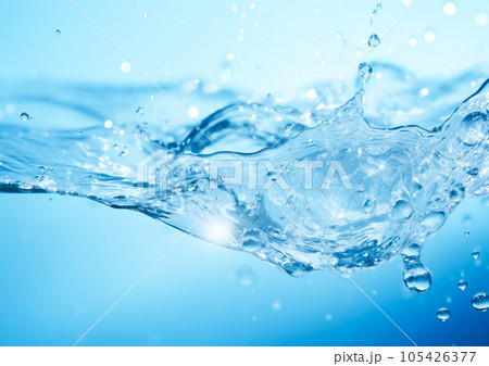 水面で跳ね上がる水飛沫と水中の泡 105426377