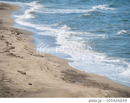 夏の日本海の砂浜の波打ち際。白兎海岸(鳥取県鳥取市)。 夏の日本海の砂浜の波打ち際。白兎海岸(鳥取県鳥取市)。 105426839