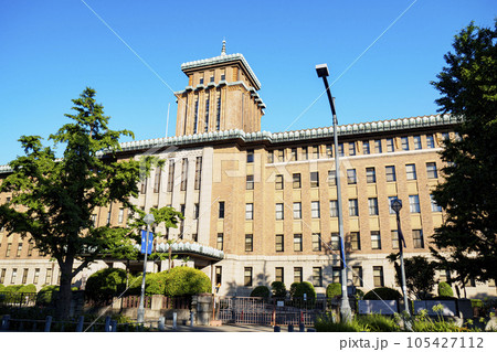 青空に映える洋風建築の建物（神奈川県庁） 105427112