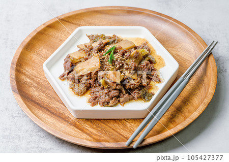 Bulgogi, korean food, Bulgogi is prepared with beef that has been marinated in soy sauce, honey, minced green onion, garlic, sesame seeds, and pepper, and then grilled. The excess liquid can be mixed  105427377