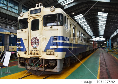 車両基地に停車する五能線用のキハ40系 105427592