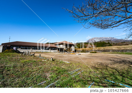 【廃校】旧江府町立江尾小学校米原分校 校庭と大山 鳥取県日野郡江府町 【廃校】旧江府町立江尾小学校米原分校 校庭と大山 鳥取県日野郡江府町 105427666