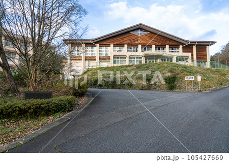 【廃校】旧伯耆町立日光小学校(現・日光公民館) 体育館と校標 鳥取県西伯郡伯耆町 【廃校】旧伯耆町立日光小学校(現・日光公民館) 体育館と校標 鳥取県西伯郡伯耆町 105427669