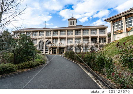 【廃校】旧伯耆町立日光小学校(現・日光公民館) 校舎と冬晴れの空 鳥取県西伯郡伯耆町 【廃校】旧伯耆町立日光小学校(現・日光公民館) 校舎と冬晴れの空 鳥取県西伯郡伯耆町 105427670