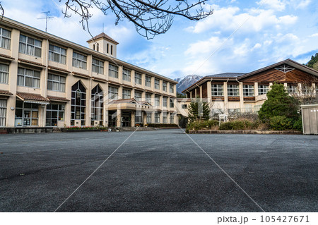 【廃校】旧伯耆町立日光小学校（現・日光公民館）　校舎と体育館と大山　鳥取県西伯郡伯耆町 105427671