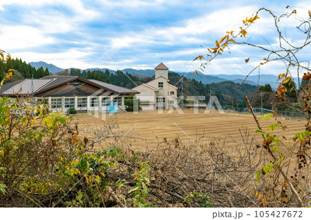 【廃校】旧伯耆町立日光小学校(現・日光公民館) 運動場と校舎 鳥取県西伯郡伯耆町 【廃校】旧伯耆町立日光小学校(現・日光公民館) 運動場と校舎 鳥取県西伯郡伯耆町 105427672