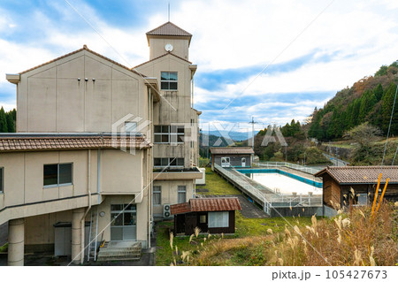【廃校】旧伯耆町立日光小学校（現・日光公民館）　校舎とプール　鳥取県西伯郡伯耆町 105427673