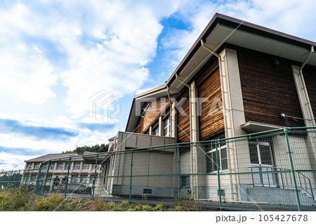 【廃校】旧伯耆町立日光小学校(現・日光公民館) 冬晴れの体育館と校舎 鳥取県西伯郡伯耆町 【廃校】旧伯耆町立日光小学校(現・日光公民館) 冬晴れの体育館と校舎 鳥取県西伯郡伯耆町 105427678
