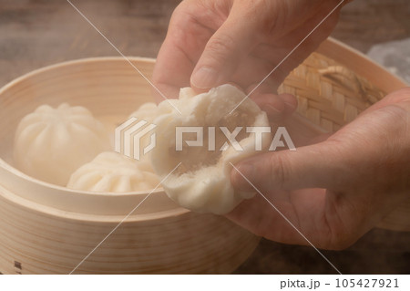 肉まん   割る 105427921