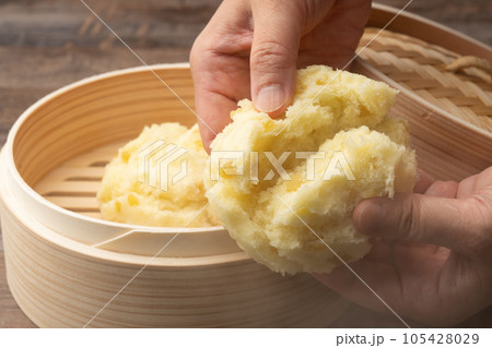 蒸し饅頭 割る 蒸し饅頭 割る 105428029
