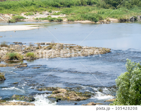 夏(7月)の加古川(兵庫県西脇市内)。 夏(7月)の加古川(兵庫県西脇市内)。 105428208