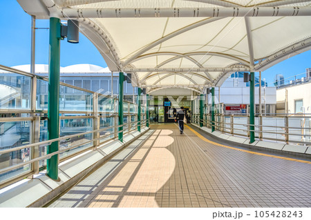 川崎市の都市風景　鹿島田駅 105428243