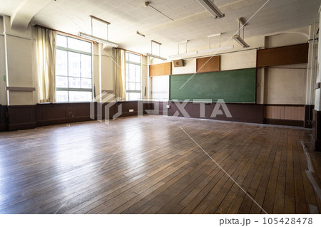 放課後の教室、日の当たる教室、学校の教室、無人の教室、 放課後の教室、日の当たる教室、学校の教室、無人の教室、 105428478